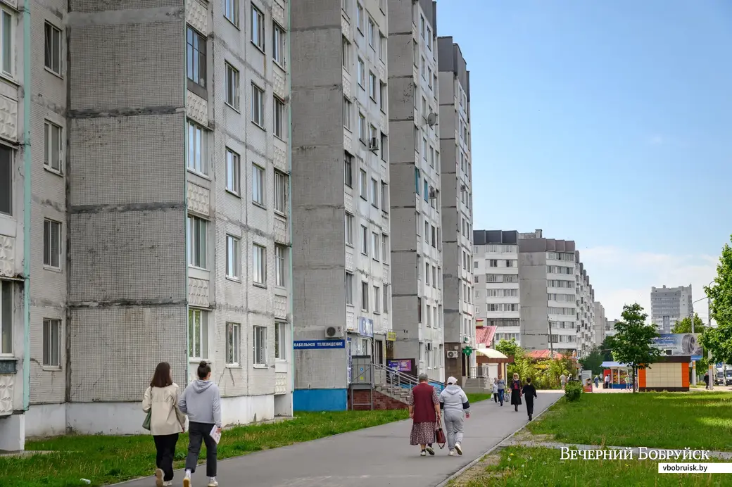 Многоэтажные жилые дома на проспекте Строителей.