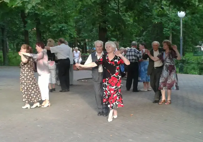 Танцы в городском парке