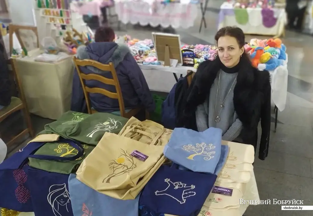 Наталья Спиридонова и образцы ее продукции.