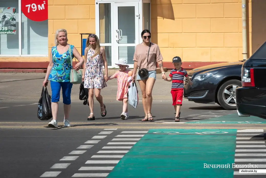 08.06.2022. Бобруйск. Прохожие на улице Минской