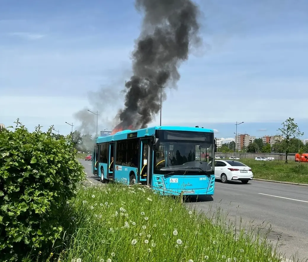 10 июня 2022 года. В Петербурге прямо на проспекте загорелся автобус белорусского производства. Фото: ДТП и ЧП | Санкт-Петербург.