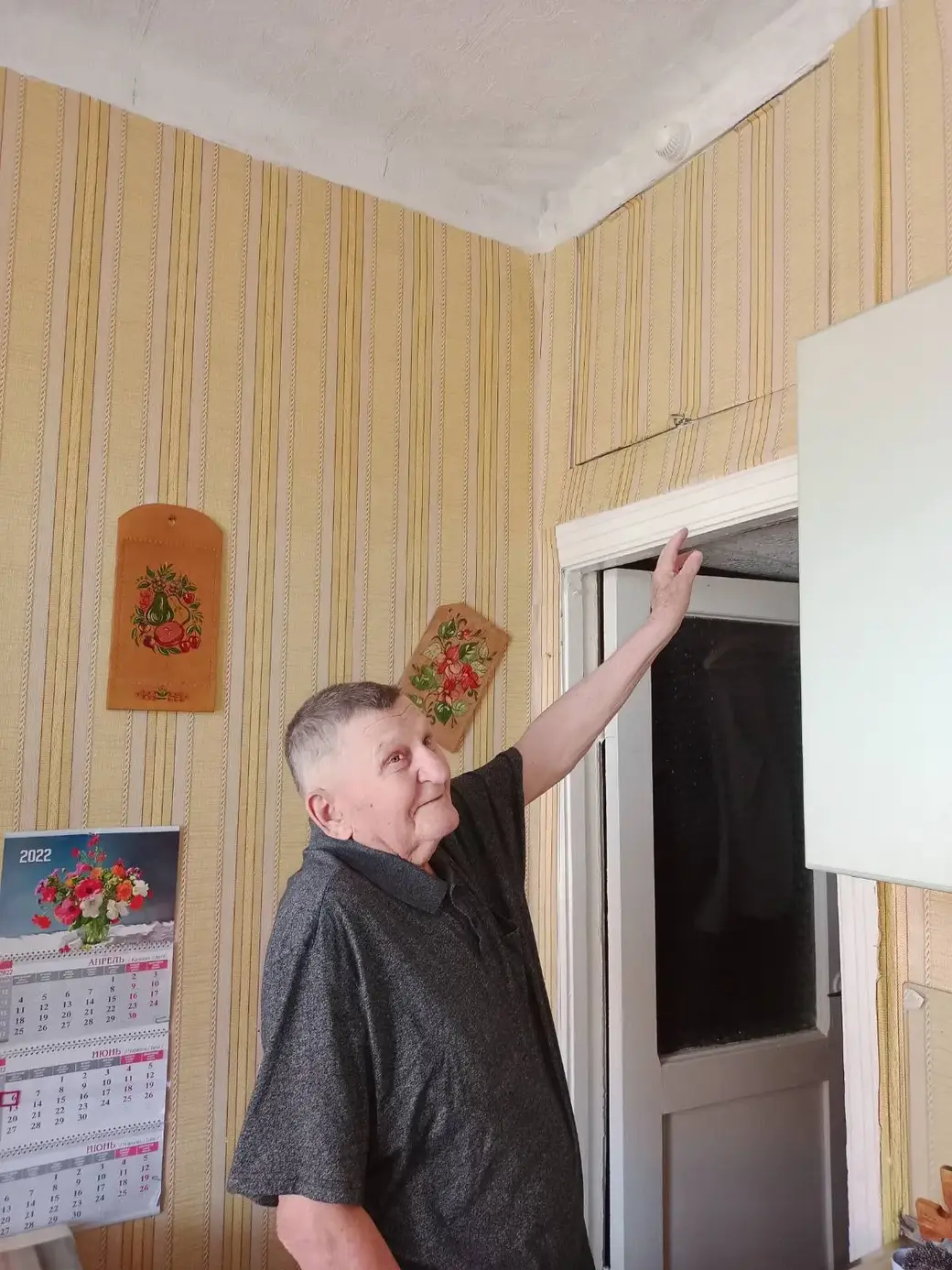 А ее супруг показывает АПИ, который они установили на кухне.