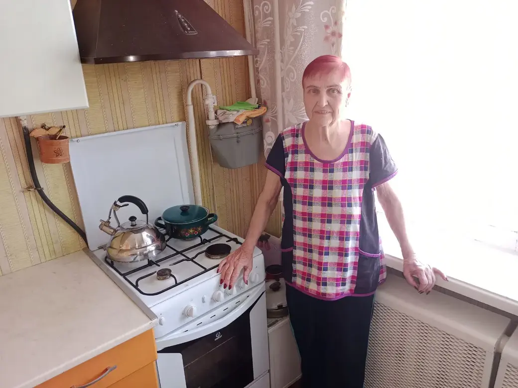 Лариса Антоновна Орабей у плиты, где сгорел бульон.