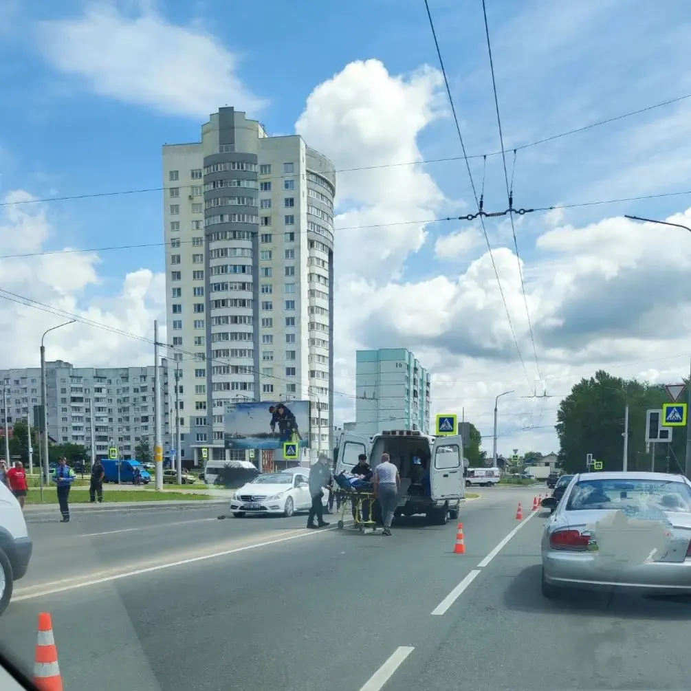 17 июня 2022 года. На улице Шинной в Бобруйске сбили велосипедиста. Фото: Дороги Бобруйска.