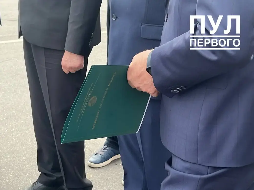 Та самая папка в руках губернатора.
