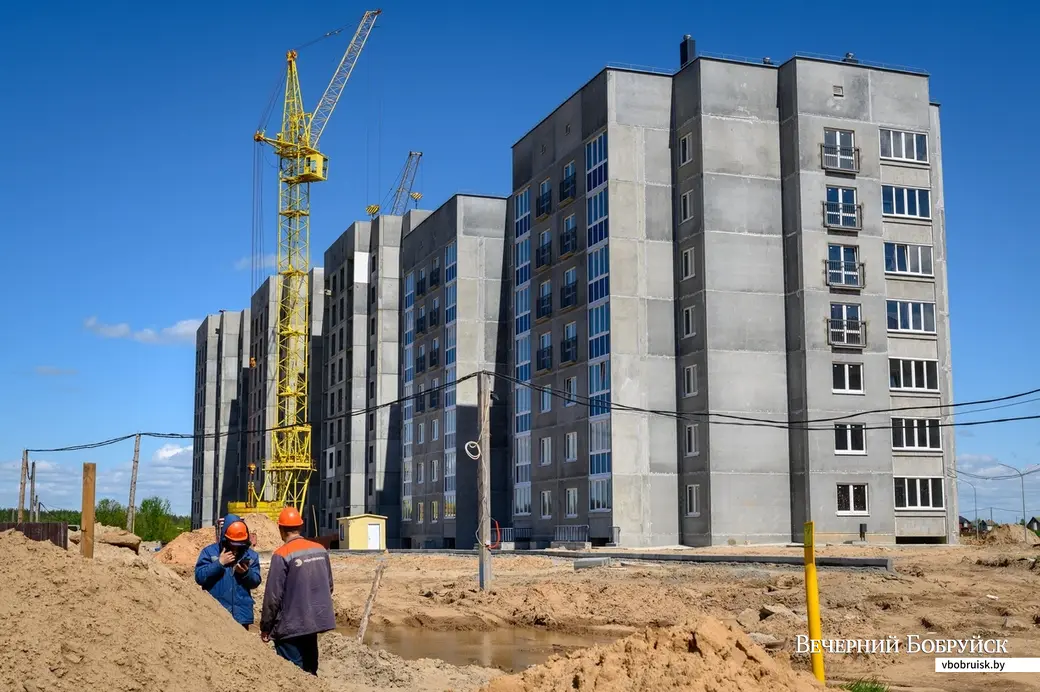 Строительство новых жилых домов ведет Бобруйский завод крупнопанельного домомстроения. Проспект Строителей