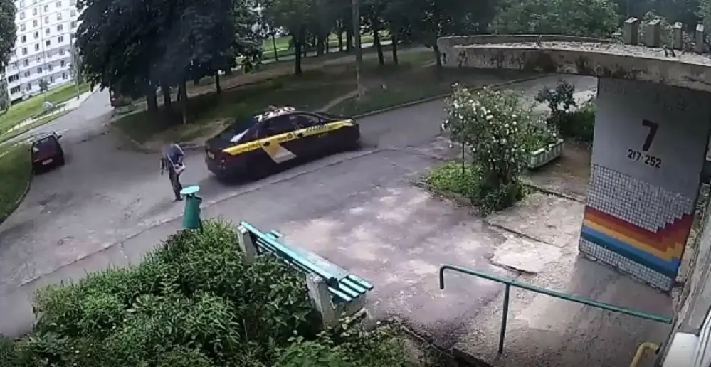 В Могилеве водитель такси наехал на пенсионерку. Кадр видео.
