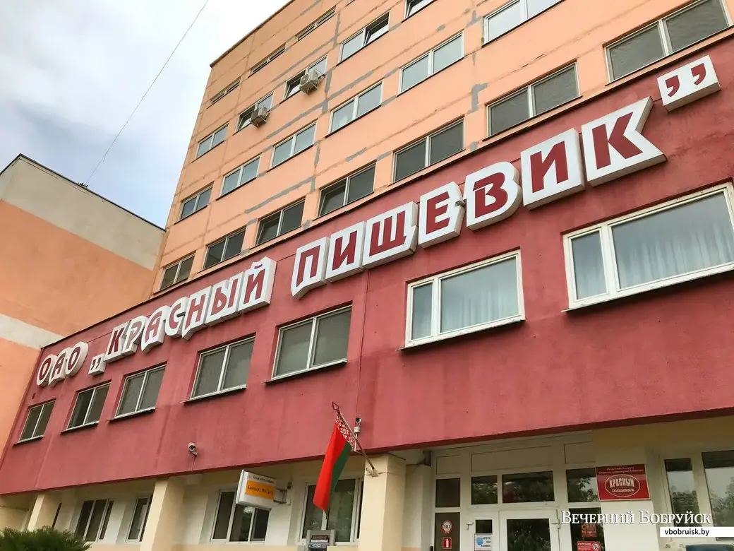 Вход в столовую – справа от центрального входа на предприятие.