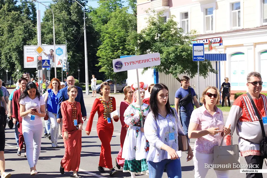 24 июня 2022 года. Праздничное шествие участников фестиваля «Венок дружбы» в Бобруйске.