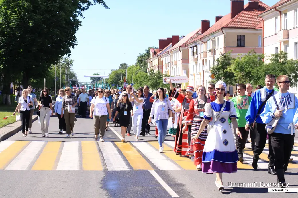 24 июня 2022 года. Праздничное шествие участников фестиваля «Венок дружбы» в Бобруйске.