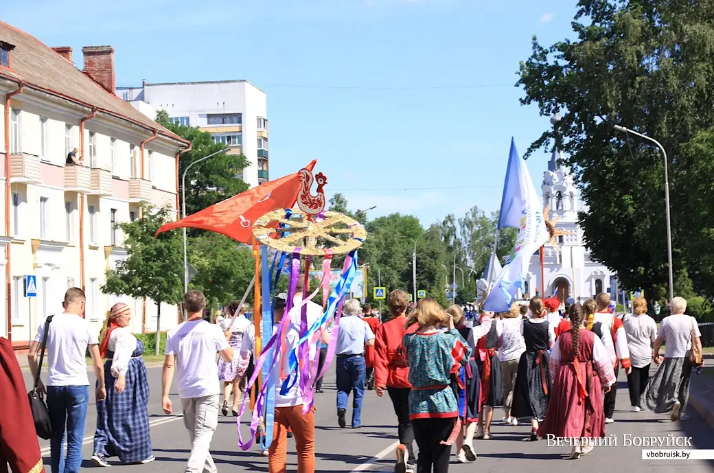 24 июня 2022 года. Праздничное шествие участников фестиваля «Венок дружбы» в Бобруйске.