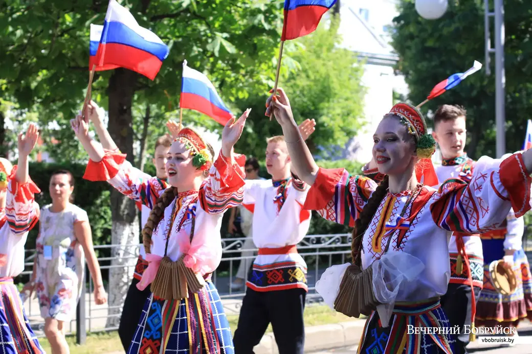 24 июня 2022 года. Праздничное шествие участников фестиваля «Венок дружбы» в Бобруйске.