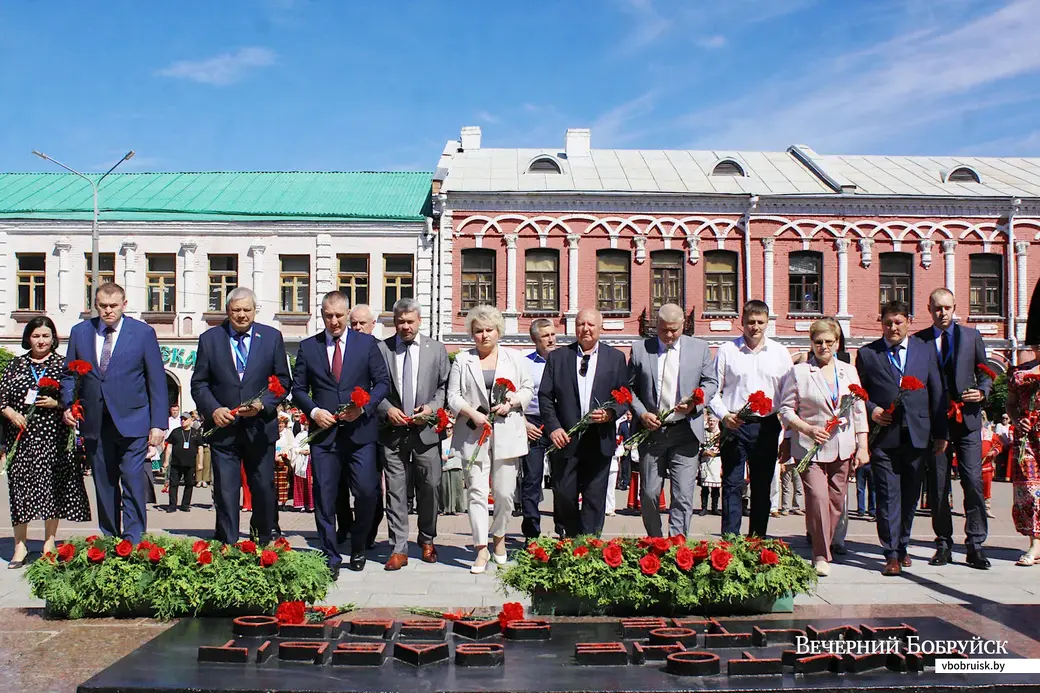24 июня 2022 года. Праздничное шествие участников фестиваля «Венок дружбы» в Бобруйске. Перед началом шествия на площади Победы состоялась церемония возложения венков к