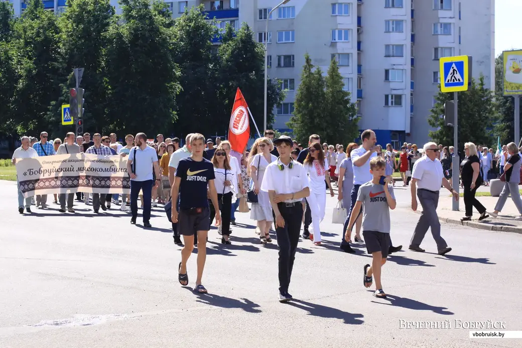 24 июня 2022 года. Праздничное шествие участников фестиваля «Венок дружбы» в Бобруйске.