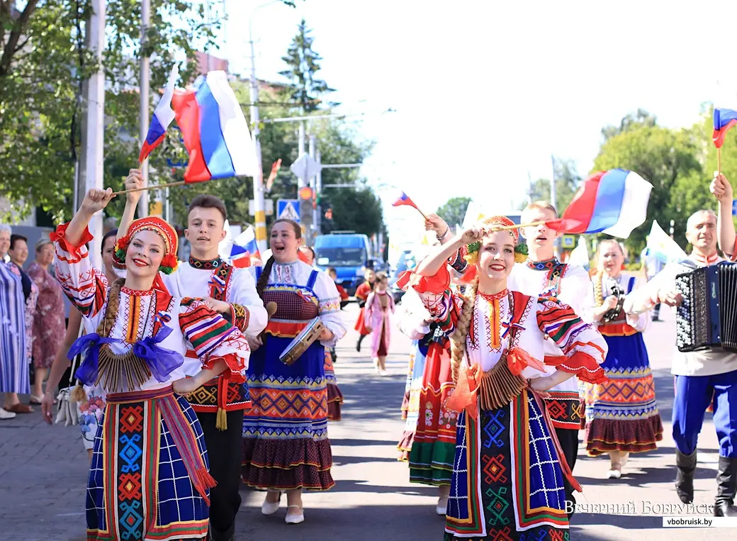 24 июня 2022 года. Праздничное шествие участников фестиваля «Венок дружбы» в Бобруйске.
