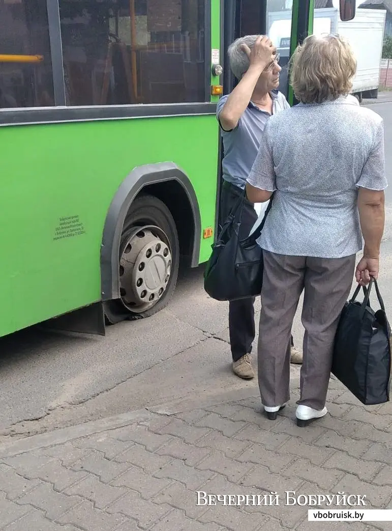 25 июня 2022 года. На улице Орджоникидзе в Бобруйске в автобусе №33 лопнула шина.