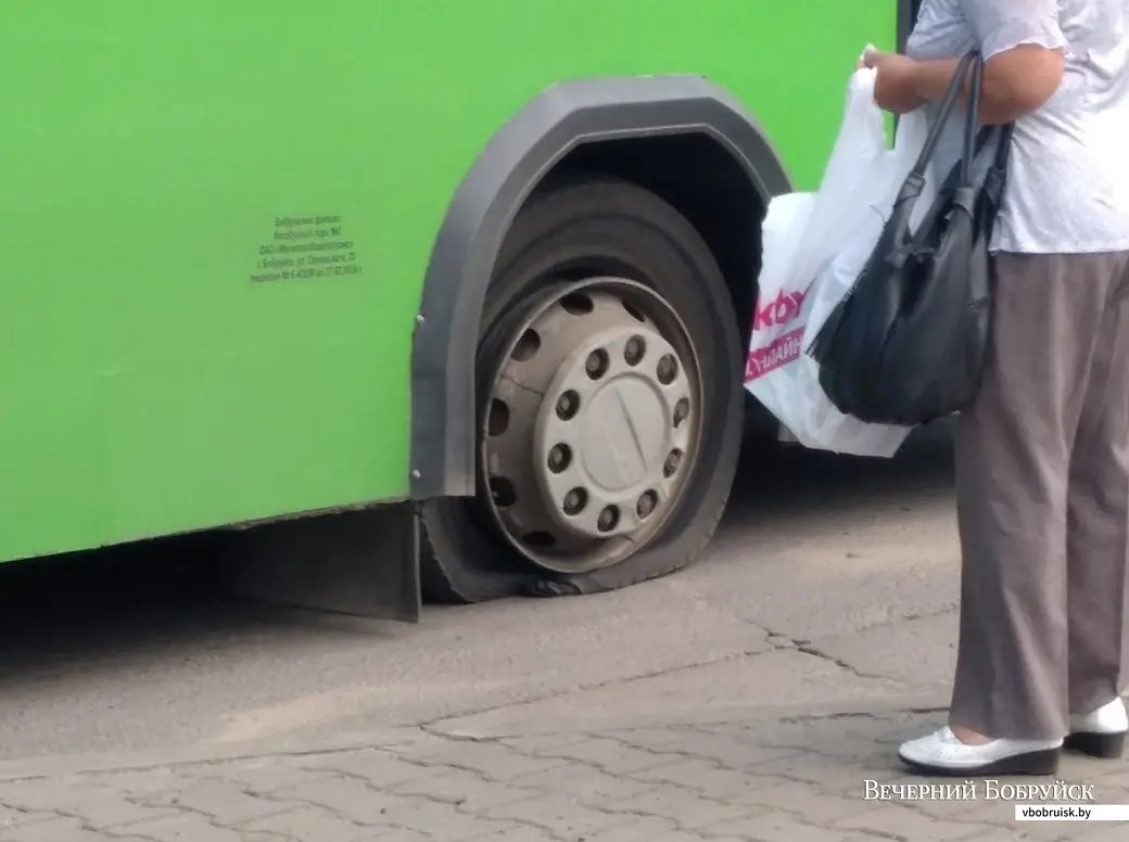 25 июня 2022 года. На улице Орджоникидзе в Бобруйске в автобусе №33 лопнула шина.