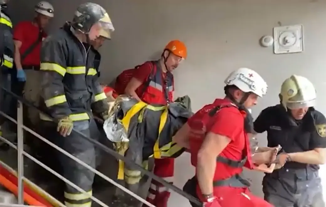 Утром в воскресенье, 26 июня, был нанесен ракетный удар по Киеву. Кадр видео: ГСЧС.