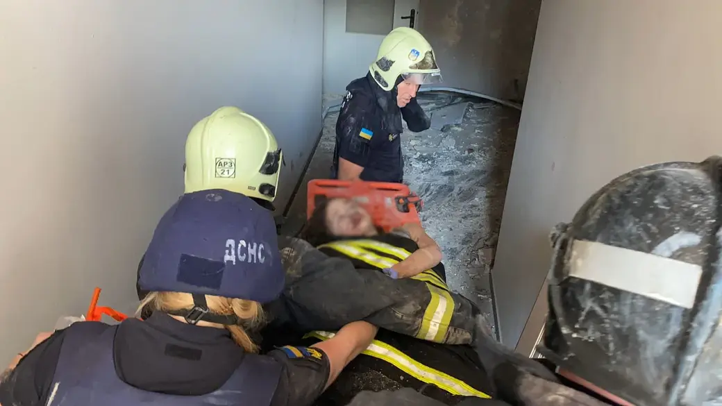 Утром в воскресенье, 26 июня, был нанесен ракетный удар по Киеву. Фото: ГСЧС.