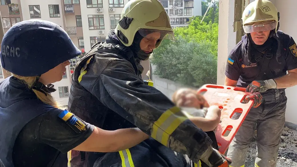 Утром в воскресенье, 26 июня, был нанесен ракетный удар по Киеву. Фото: ГСЧС.