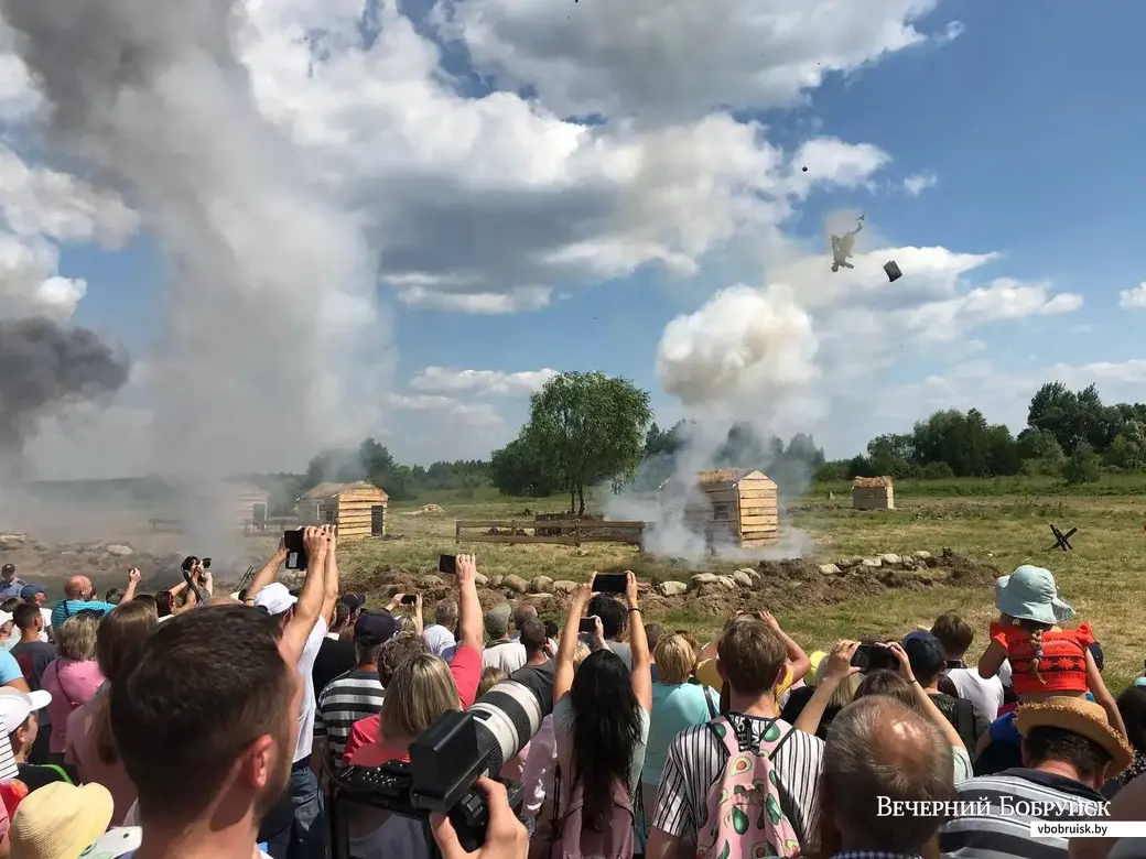 Например, когда в ходе боевых действий взрывался дом, из него вылетал муляж тела человека.