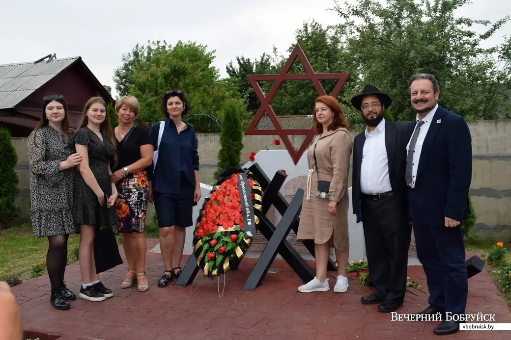 29.06.22, Бобруйск, Еврейский дворик. Открытие памятника «От жизни к жизни» и обновлённых оконных картин