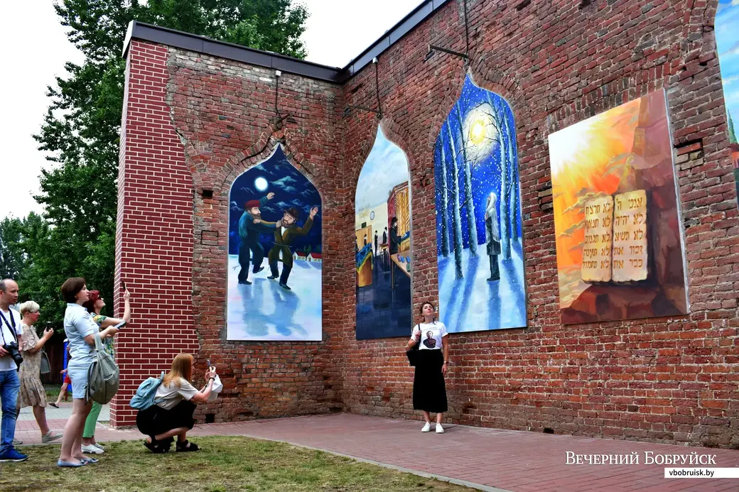 29.06.22, Бобруйск, Еврейский дворик. Открытие памятника «От жизни к жизни» и обновлённых оконных картин