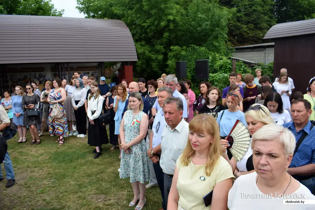 29.06.22, Бобруйск, Еврейский дворик. Открытие памятника «От жизни к жизни» и обновлённых оконных картин