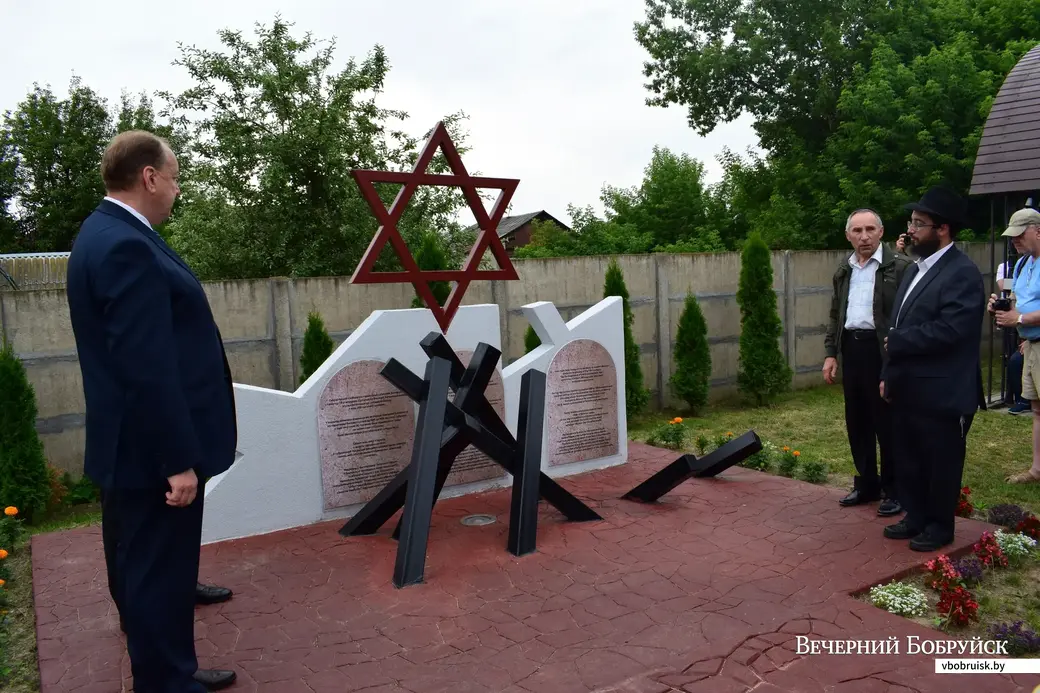 29.06.22, Бобруйск, Еврейский дворик. Открытие памятника «От жизни к жизни» и обновлённых оконных картин