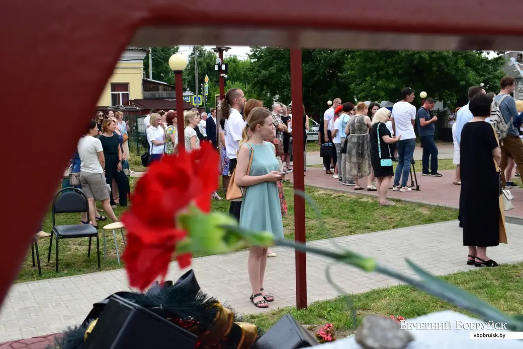 29.06.22, Бобруйск, Еврейский дворик. Открытие памятника «От жизни к жизни» и обновлённых оконных картин