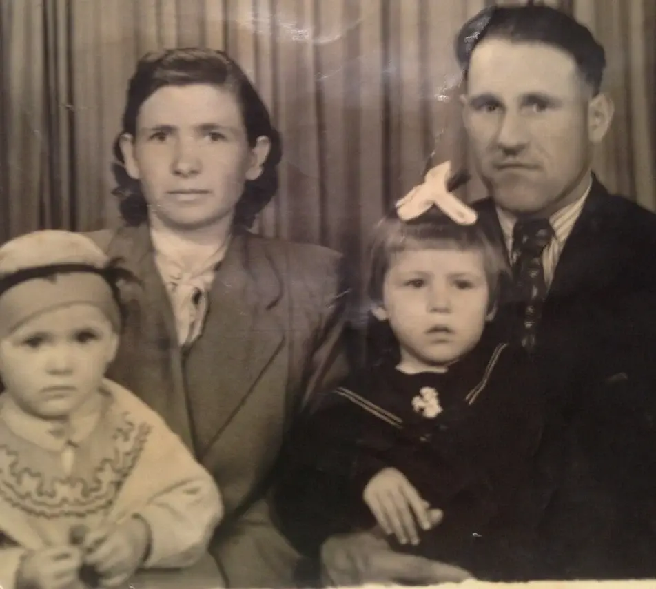 Галя с родителями (она справа) и сестрой Надей.