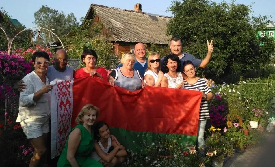 Галина с мужем в гостях у двоюродной сестры Людмилы в Бобруйске. С ними друзья из Германии, России, США.