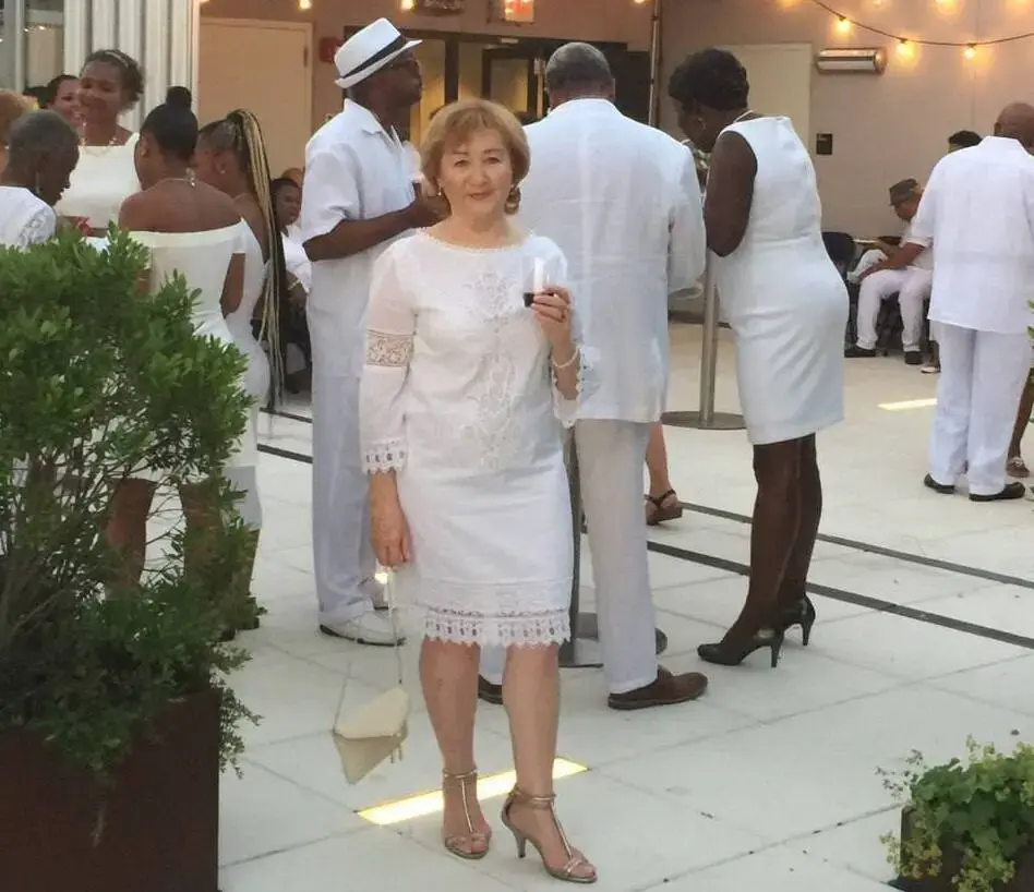 Галина в Бруклине на white party («белая» вечеринка) по поводу свадьбы племянника мужа.