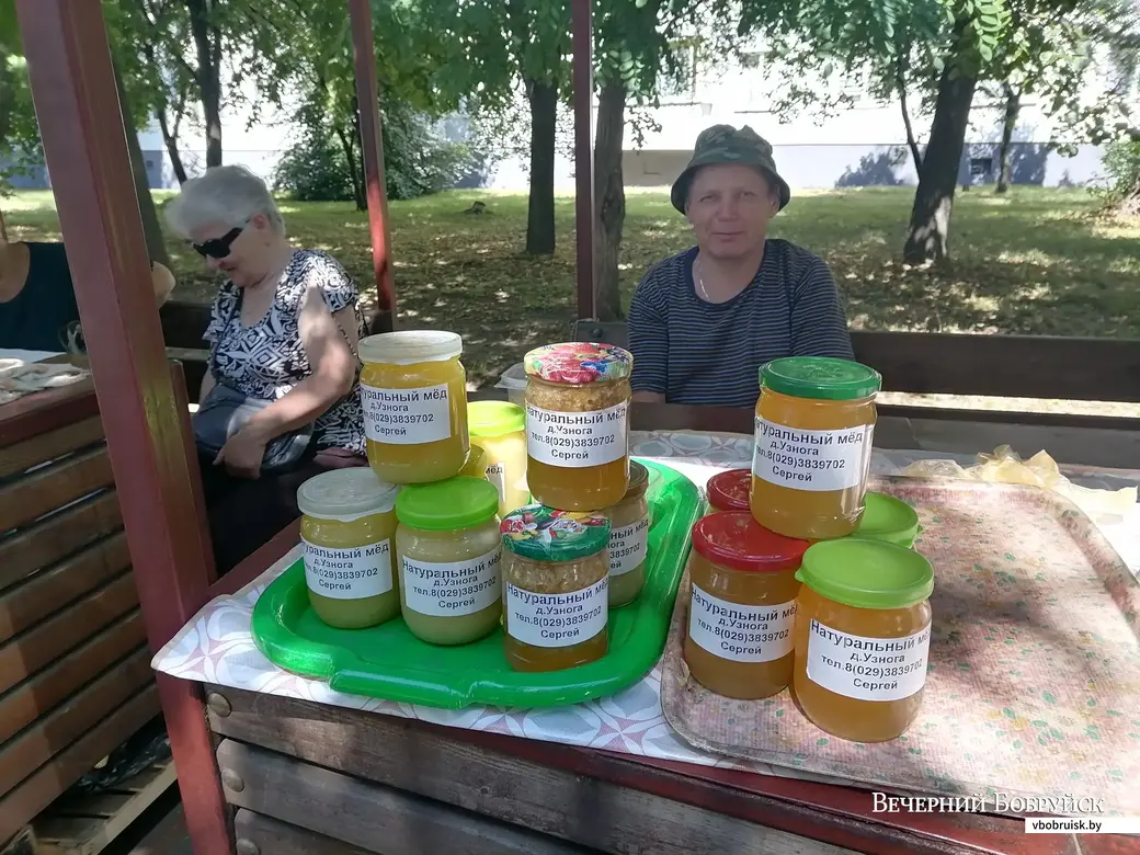 1.07.2022. Мини-рынок по ул. Орджоникидзе. Очень серьезный пасечник Сергей.