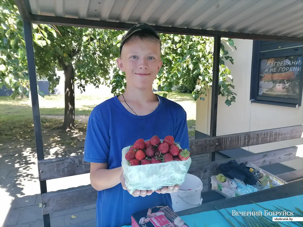 1.07.2022. Мини-рынок по ул. Орджоникидзе. Игорь сегодня помогает за прилавком маме Светлане.