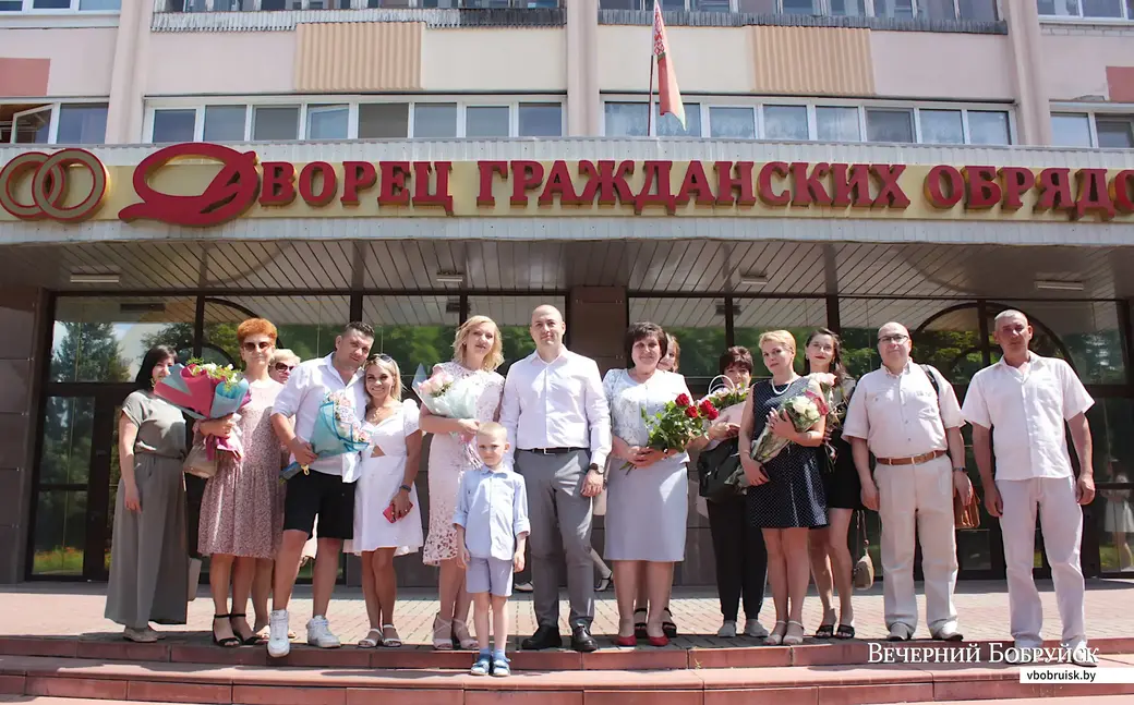 30 июня 2022 года. Молодожены Александр и Анастасия Лялякины с родными и друзьями, которые пришли поздравить их в этот знаменательный день.