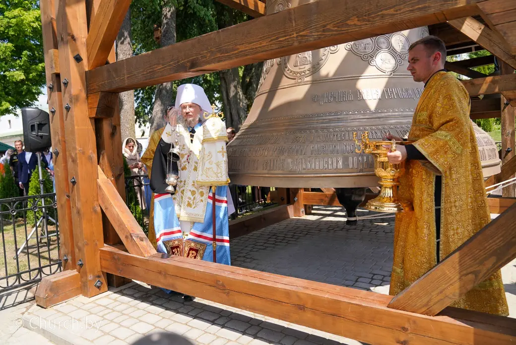 Самый большой в Беларуси колокол освятили в Жировичах.