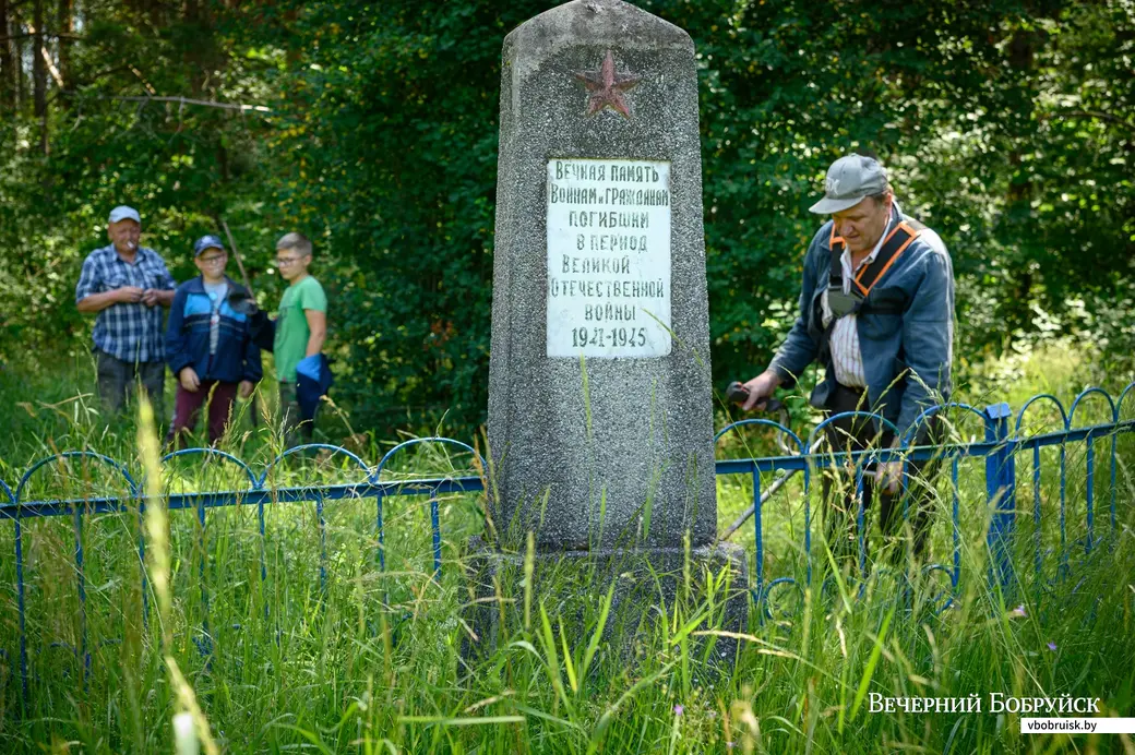 02.07.2022. Глушанский сельский Совет. Жители деревни Евсеевичи Глусского района отправились к местам захоронений на месте сожженых деревень в урочищах Белые, Парщаха,