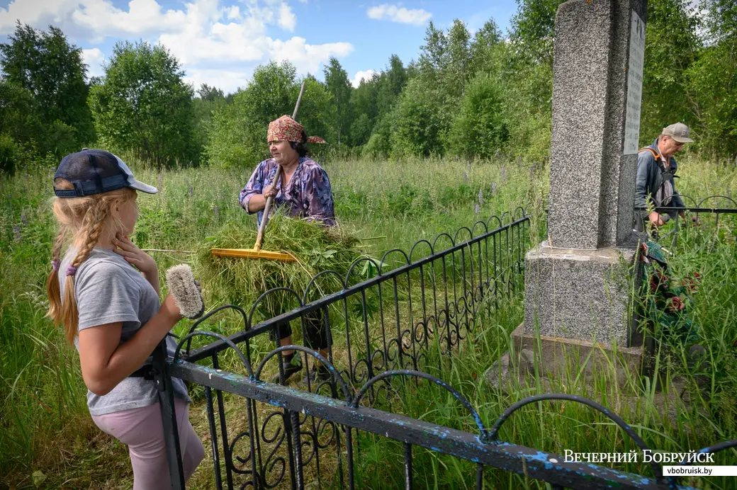 02.07.2022. Протасевичский сельский Совет. Жители деревни Евсеевичи Глусского района отправились к местам захоронений на месте сожженых деревень в урочищах Белые,