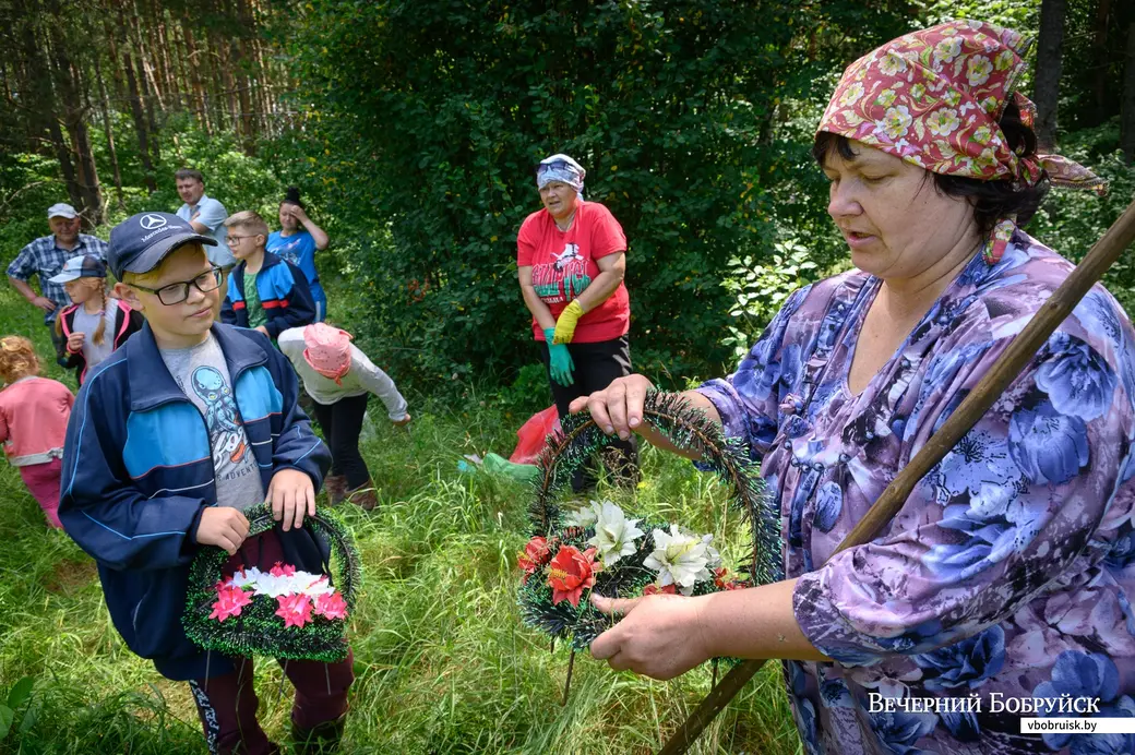 02.07.2022. Глушанский сельский Совет. Жители деревни Евсеевичи Глусского района отправились к местам захоронений на месте сожженых деревень в урочищах Белые, Парщаха,
