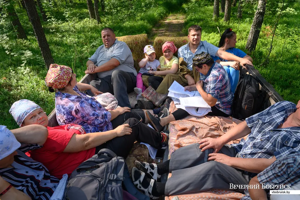 02.07.2022. Глушанский сельский Совет. Жители деревни Евсеевичи Глусского района отправились к местам захоронений на месте сожженых деревень в урочищах Белые, Парщаха,
