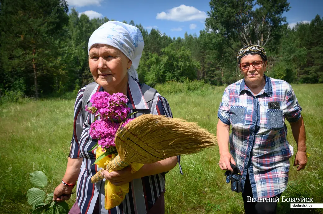 02.07.2022. Глушанский сельский Совет. Жители деревни Евсеевичи Глусского района отправились к местам захоронений на месте сожженых деревень в урочищах Белые, Парщаха,