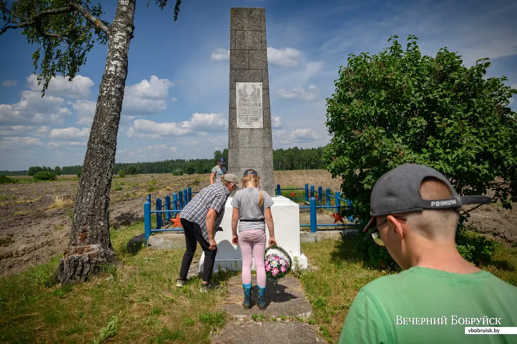 02.07.2022. Заволочицкий сельский Совет. Жители деревни Евсеевичи Глусского района отправились к местам захоронений на месте сожженых деревень в урочищах Белые, Парщаха,