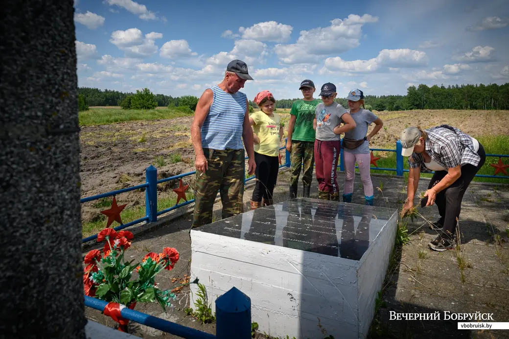 02.07.2022. Заволочицкий сельский Совет. Жители деревни Евсеевичи Глусского района отправились к местам захоронений на месте сожженых деревень в урочищах Белые, Парщаха,
