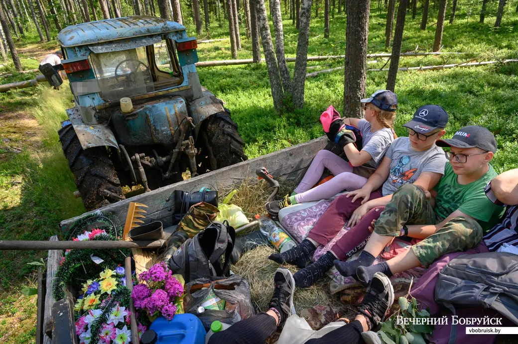 02.07.2022. Глушанский сельский Совет. Жители деревни Евсеевичи Глусского района отправились к местам захоронений на месте сожженых деревень в урочищах Белые, Парщаха,