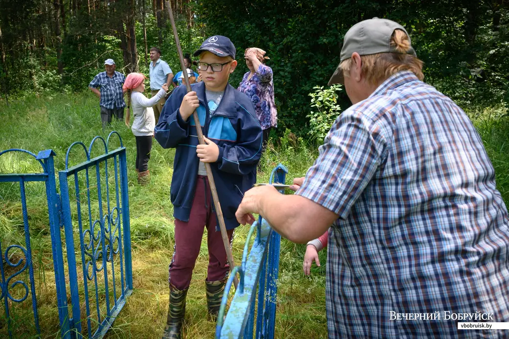 02.07.2022. Глушанский сельский Совет. Жители деревни Евсеевичи Глусского района отправились к местам захоронений на месте сожженых деревень в урочищах Белые, Парщаха,