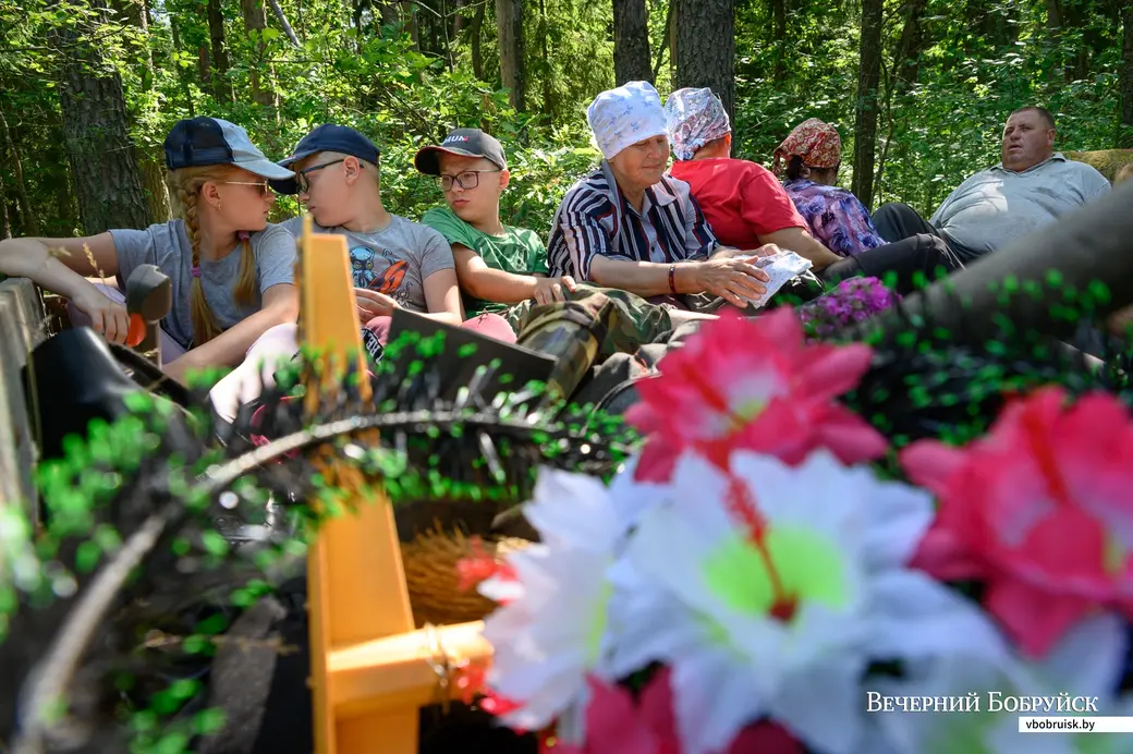 02.07.2022. Глушанский сельский Совет. Жители деревни Евсеевичи Глусского района отправились к местам захоронений на месте сожженых деревень в урочищах Белые, Парщаха,