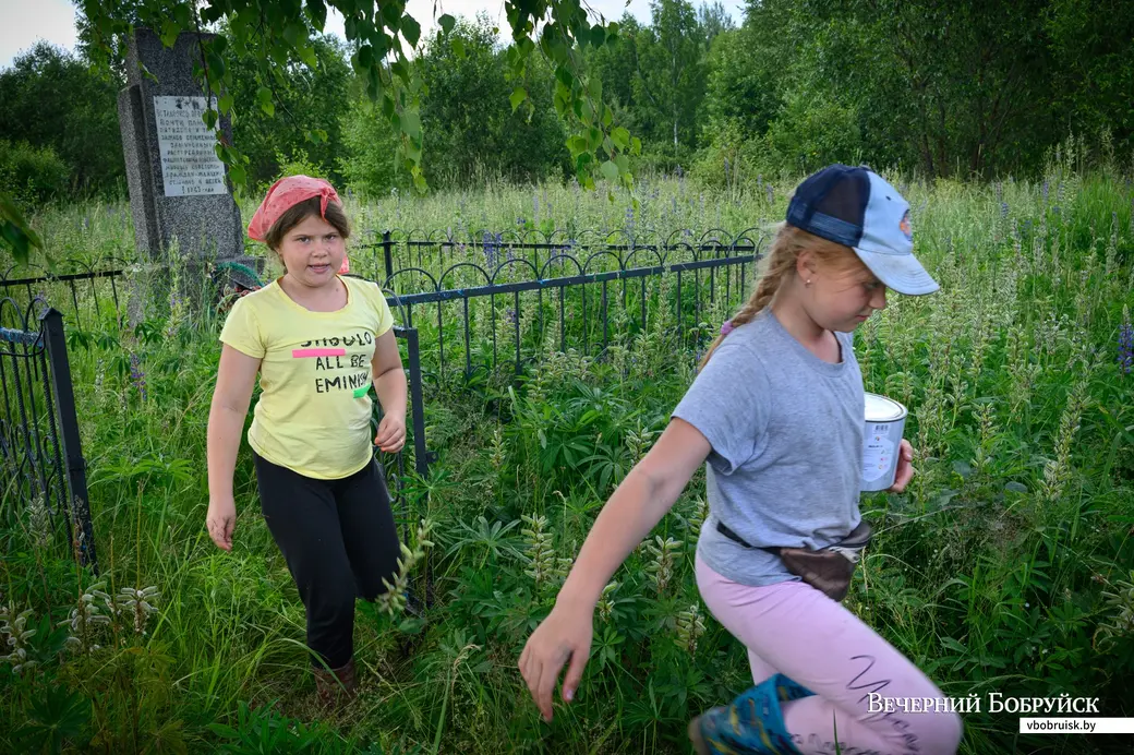 02.07.2022. Протасевичский сельский Совет. Жители деревни Евсеевичи Глусского района отправились к местам захоронений на месте сожженых деревень в урочищах Белые,