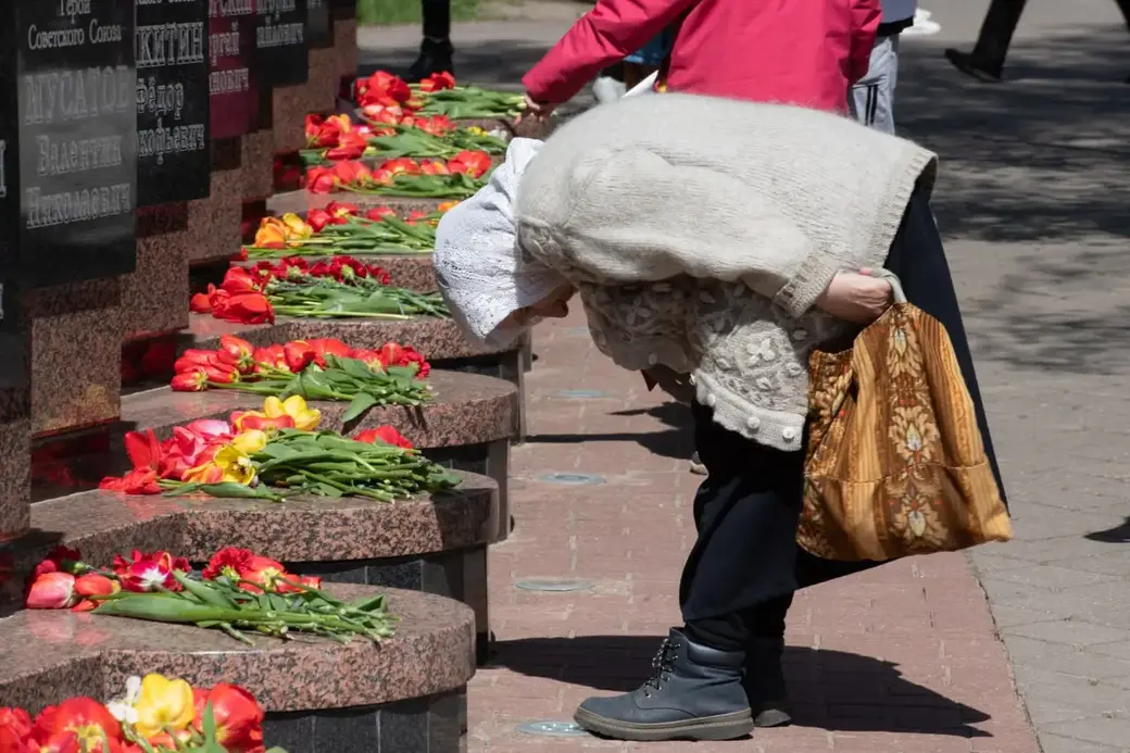 Татьяна Крапивина (Удодова). «Поклон». Бобруйск, Площадь Победы, 9 мая.