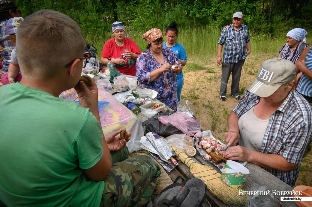 02.07.2022. Заволочицкий сельский Совет. Жители деревни Евсеевичи Глусского района отправились к местам захоронений на месте сожженых деревень в урочищах Белые, Парщаха,